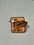 Vintage pin's Savane gâteau publicitaire ancien, badge carré jaune marron