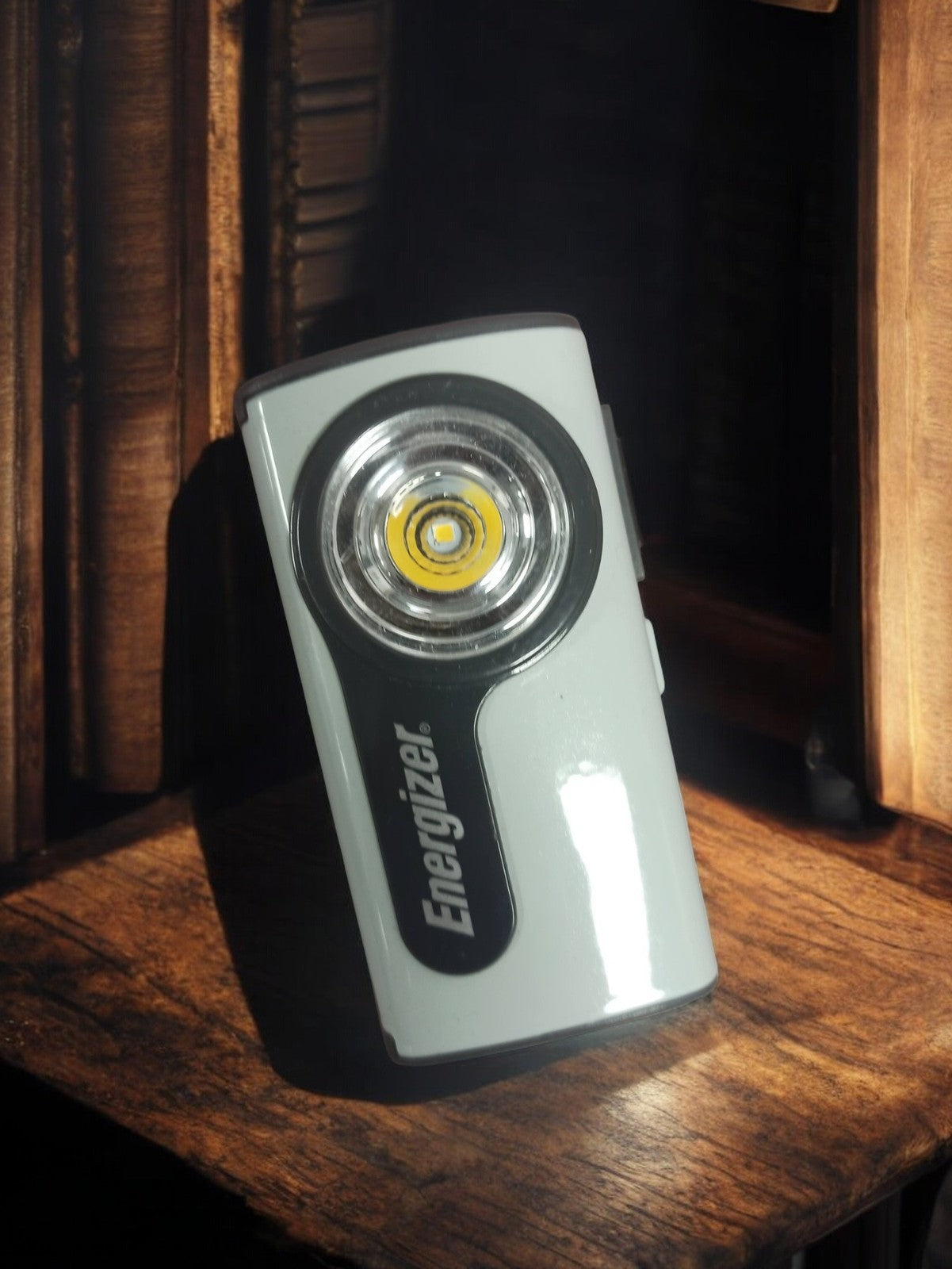 Lampe de poche vintage Energizer rétro, design rectangulaire gris, ancienne torc