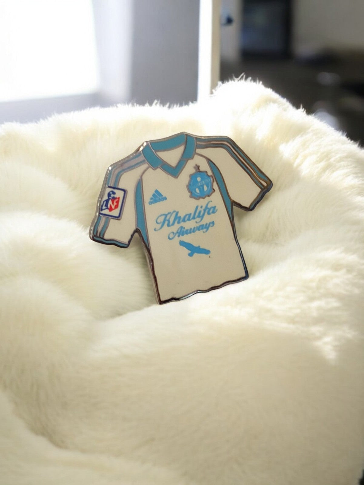 Pin's maillot Olympique Marseille Khalifa Airways vintage rétro OM football