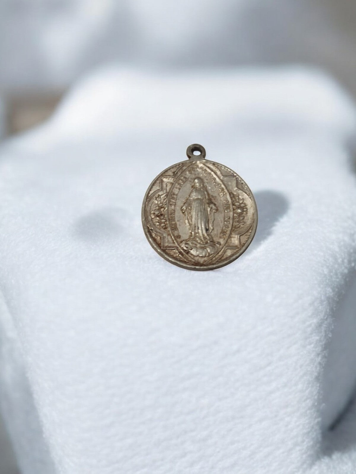 Médaille religieuse ancienne vintage, objet de collection, art sacré rétro