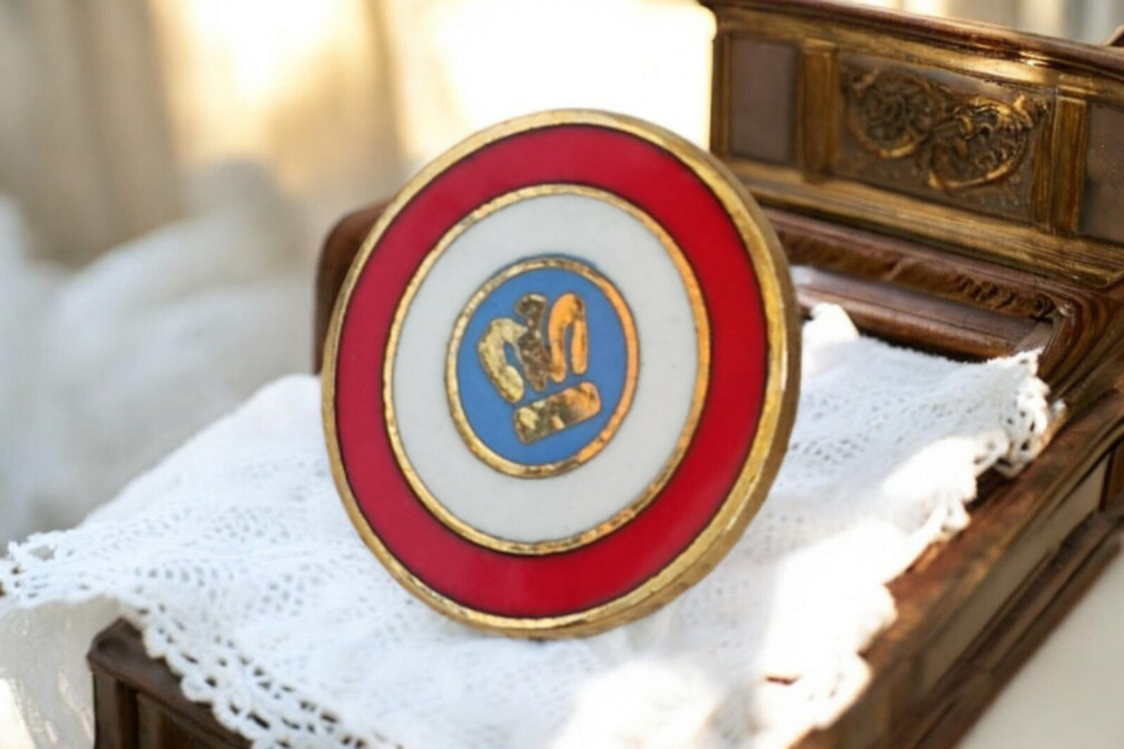 Insigne rond vintage blason couronne dorée style années 80-90 badge rétro émaill