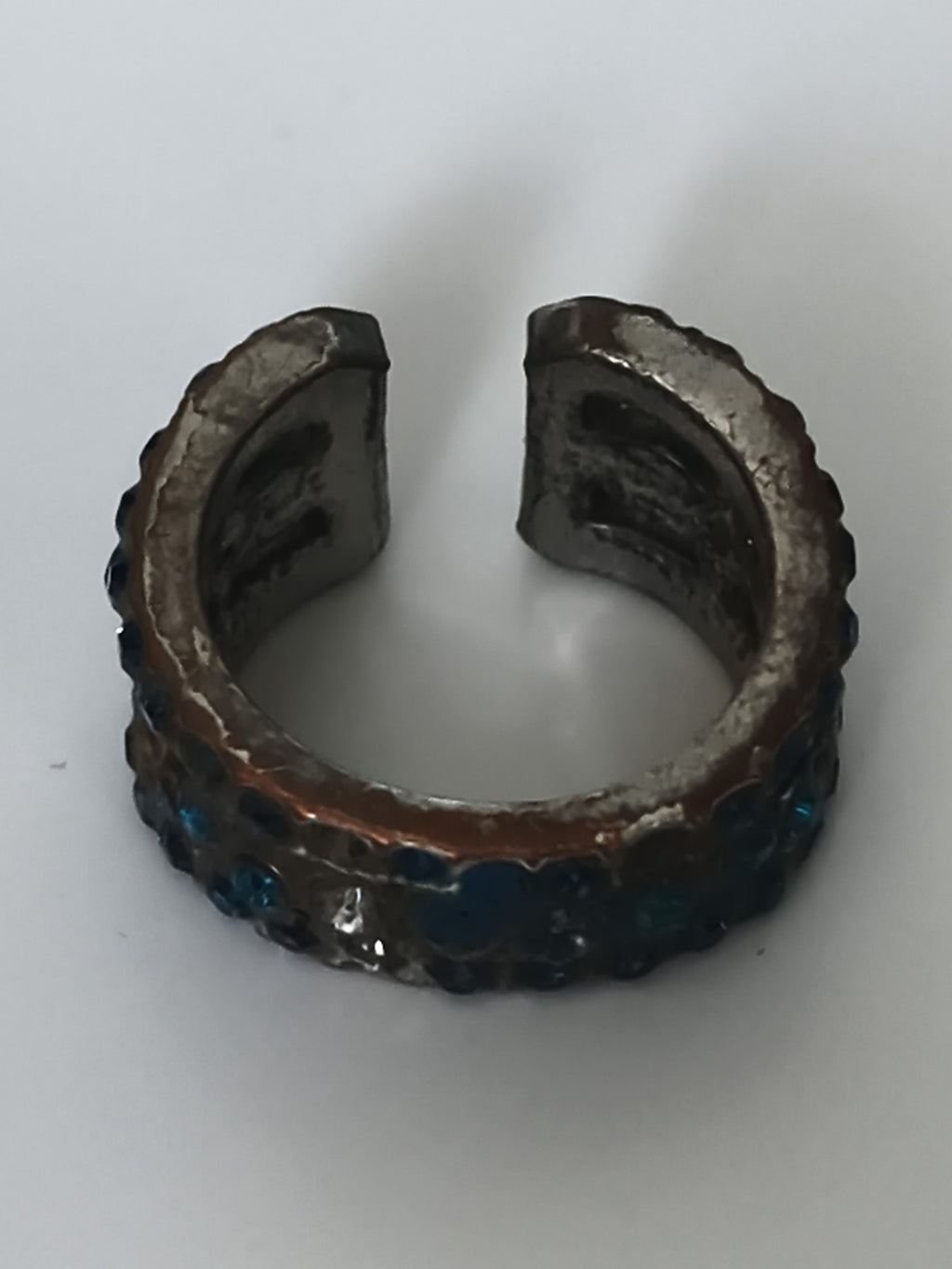 Bague vintage ouverte finition métal foncé, strass bleus, taille 58