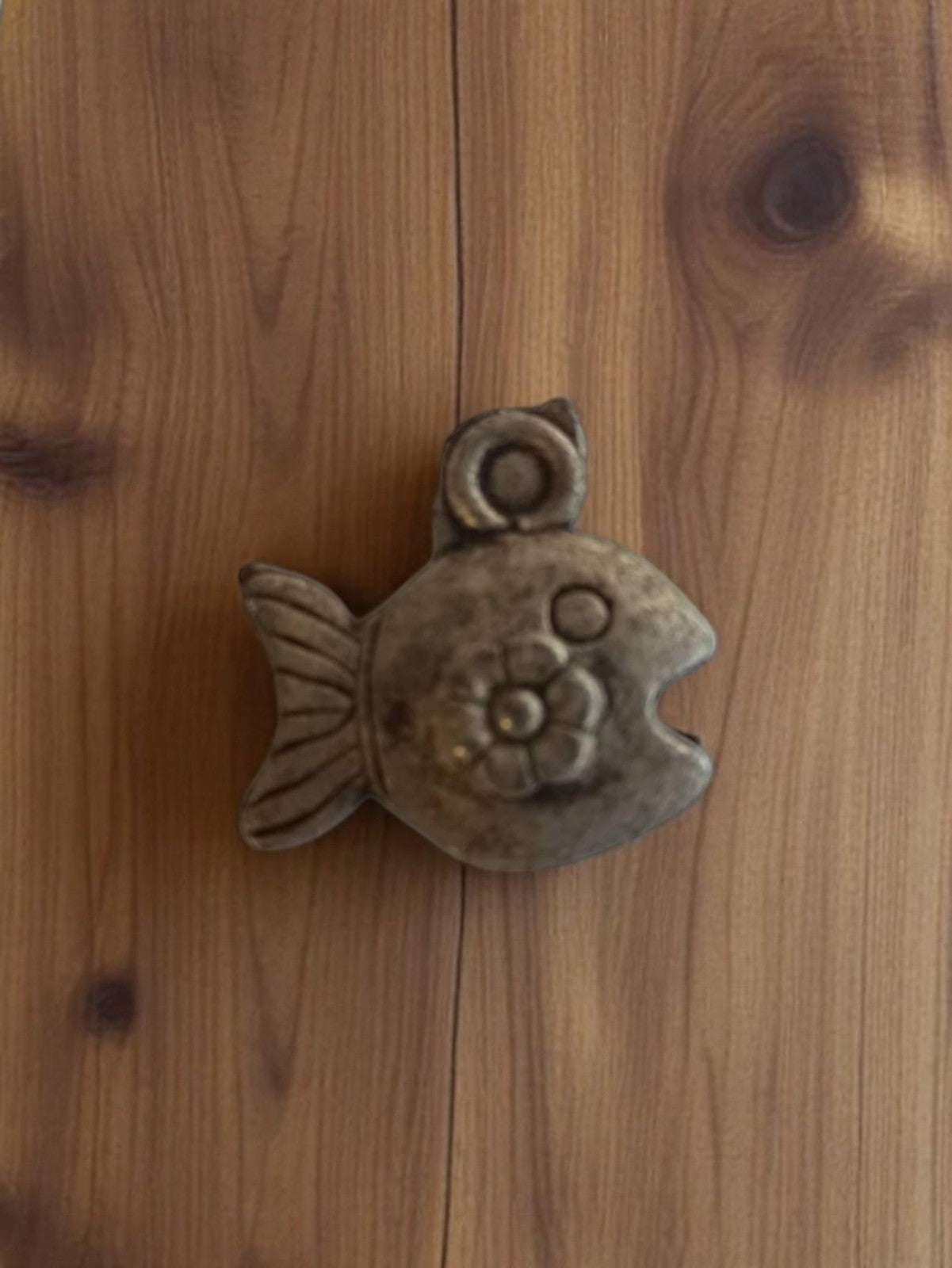 Pendentif poisson vintage métal années 50 rétro, bijou fantaisie ancien
