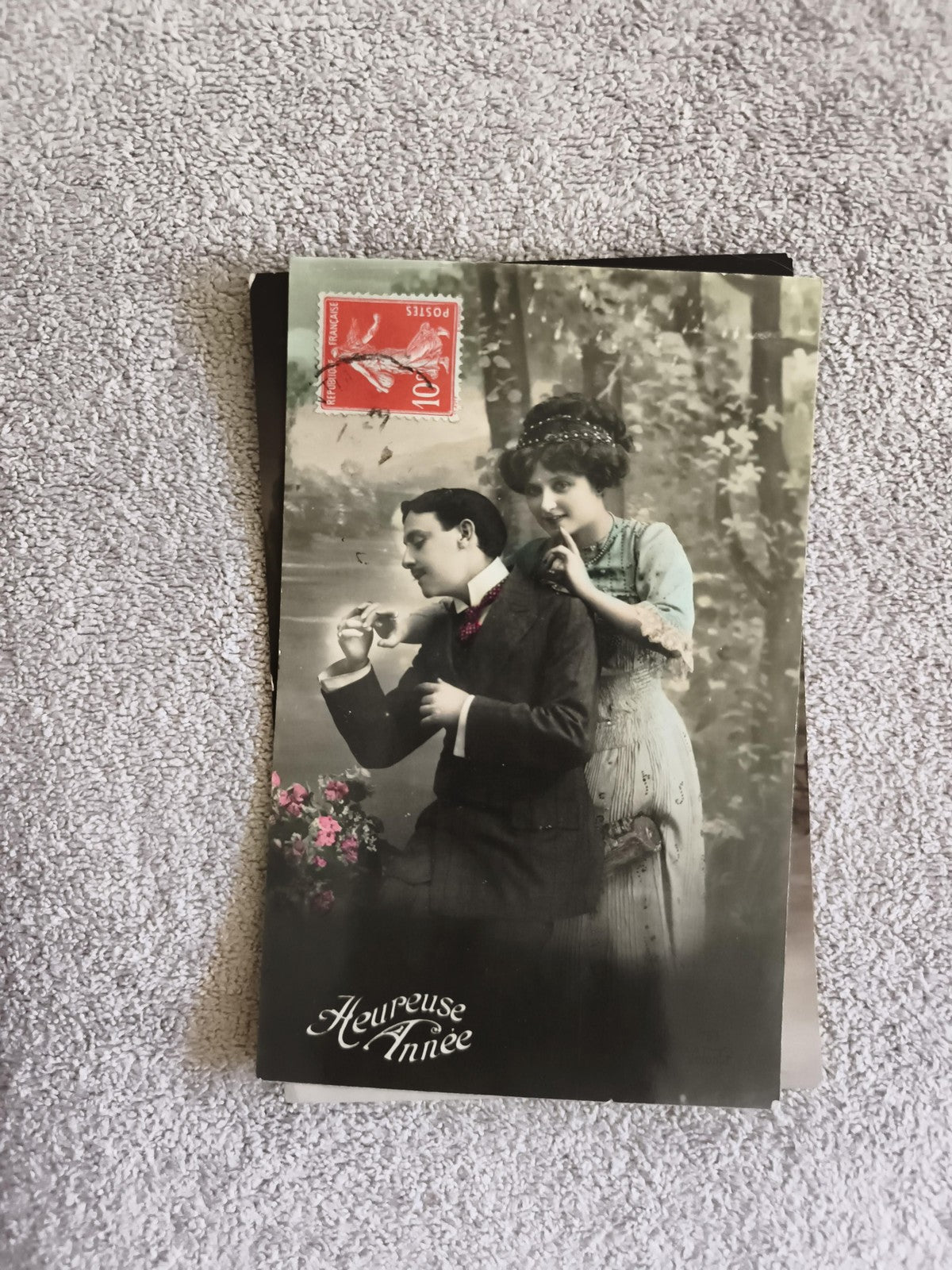 CPA Heureuse Année scène couple timbre rouge France début XXe