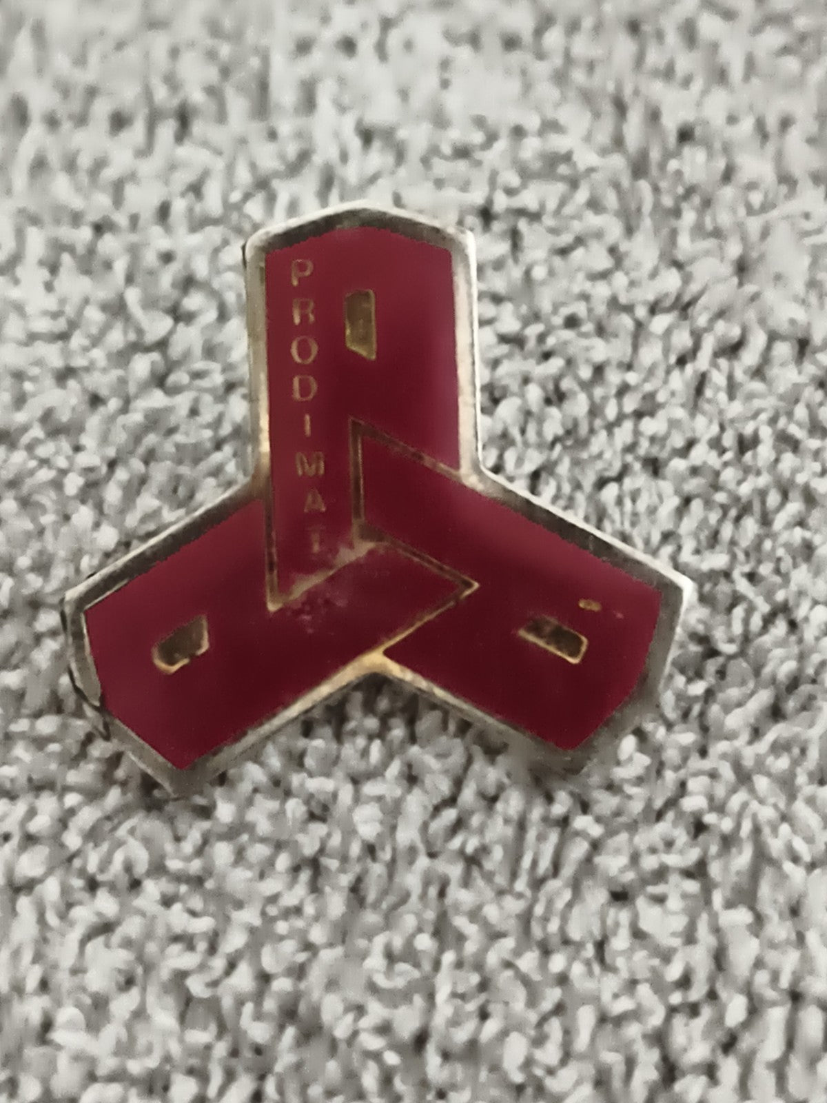 Pin's vintage PRODIMAT rouge logo géométrique, badge ancien années 80-90 (Ref 7)