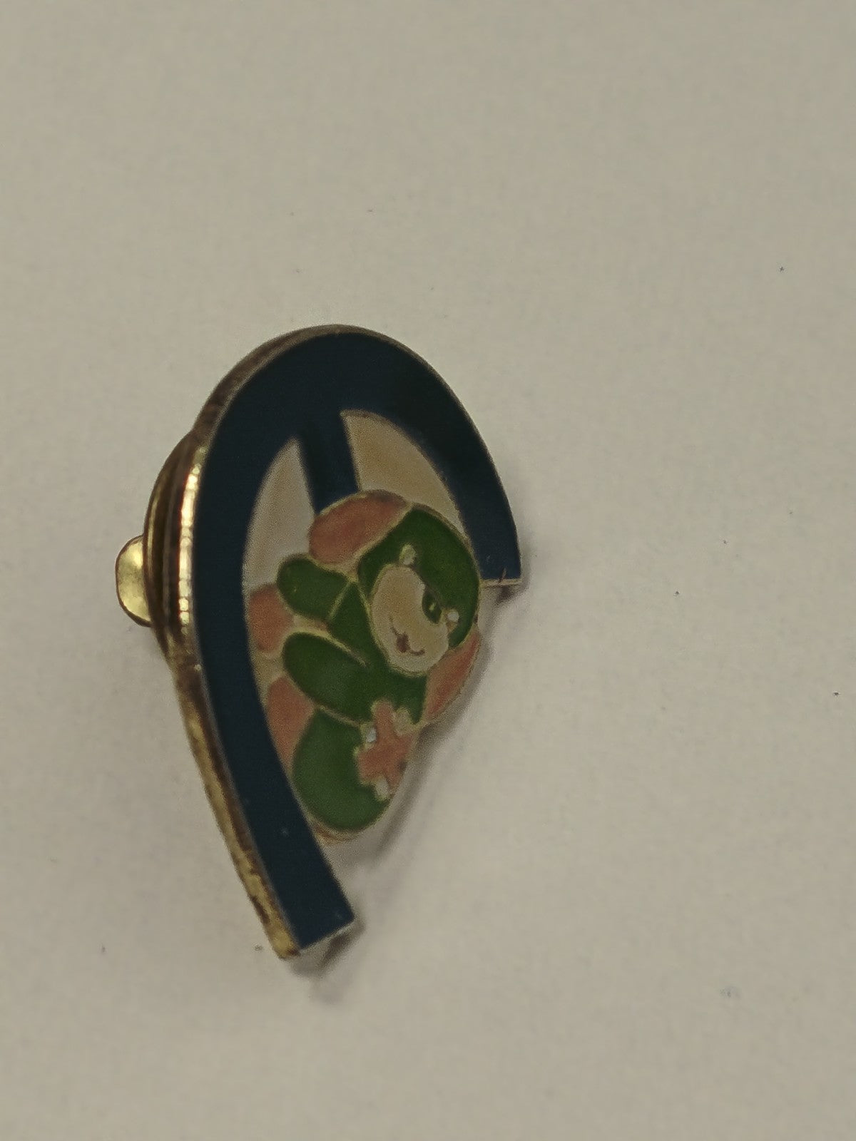 Pin's ancien vintage collection rétro, badge original pour amateur objets ancien