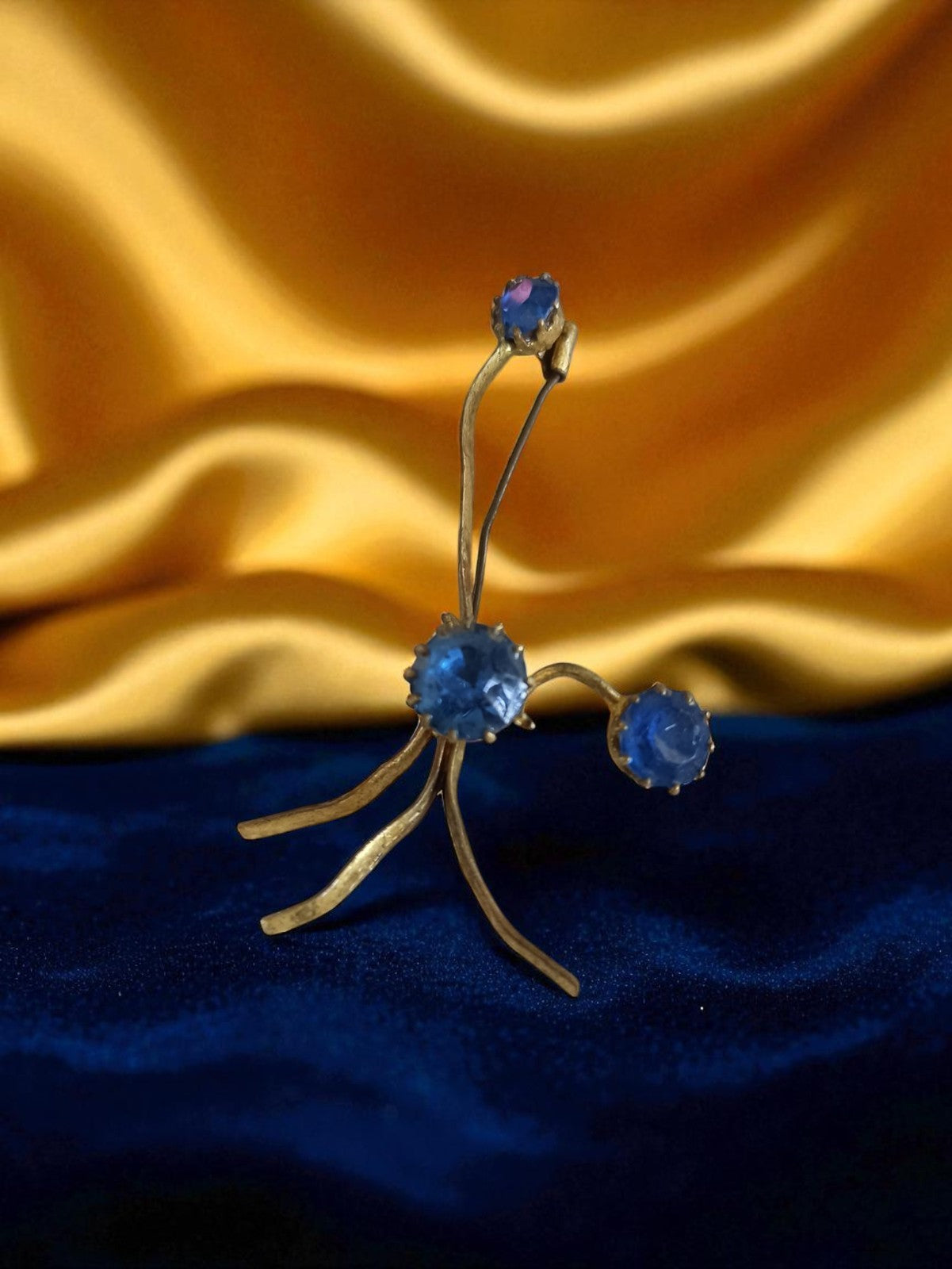 Broche vintage Art Déco métal doré strass bleu bijou ancien 1920