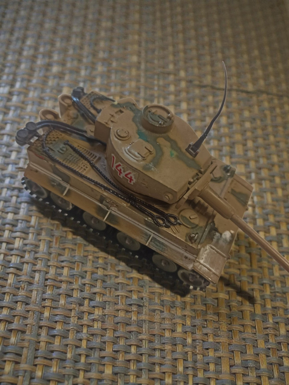 Char militaire Corgi Toys ancien, tank vintage camouflage, jouet rétro