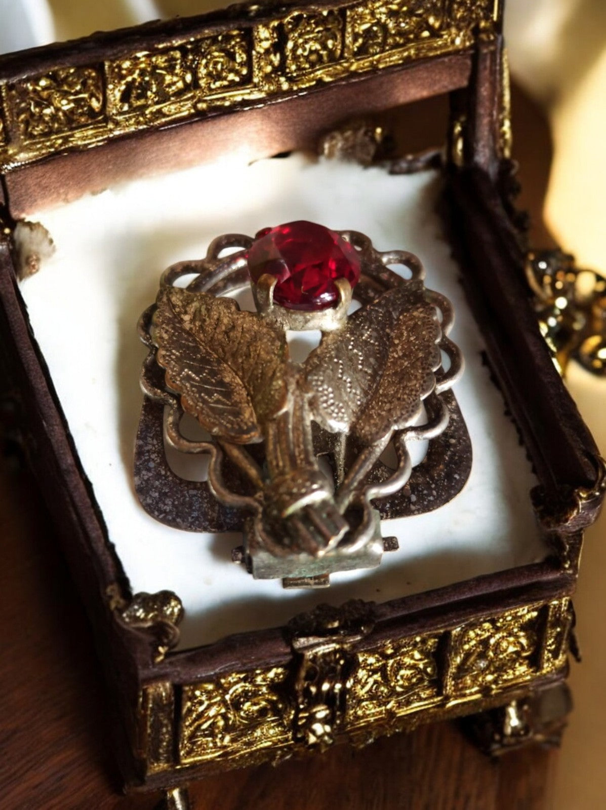 Broche vintage métal argenté pierre rouge, bijou fantaisie rétro élégant