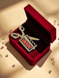 Pin's publicitaire vintage SPOT édition limitée, forme ciseaux, aspect métal
