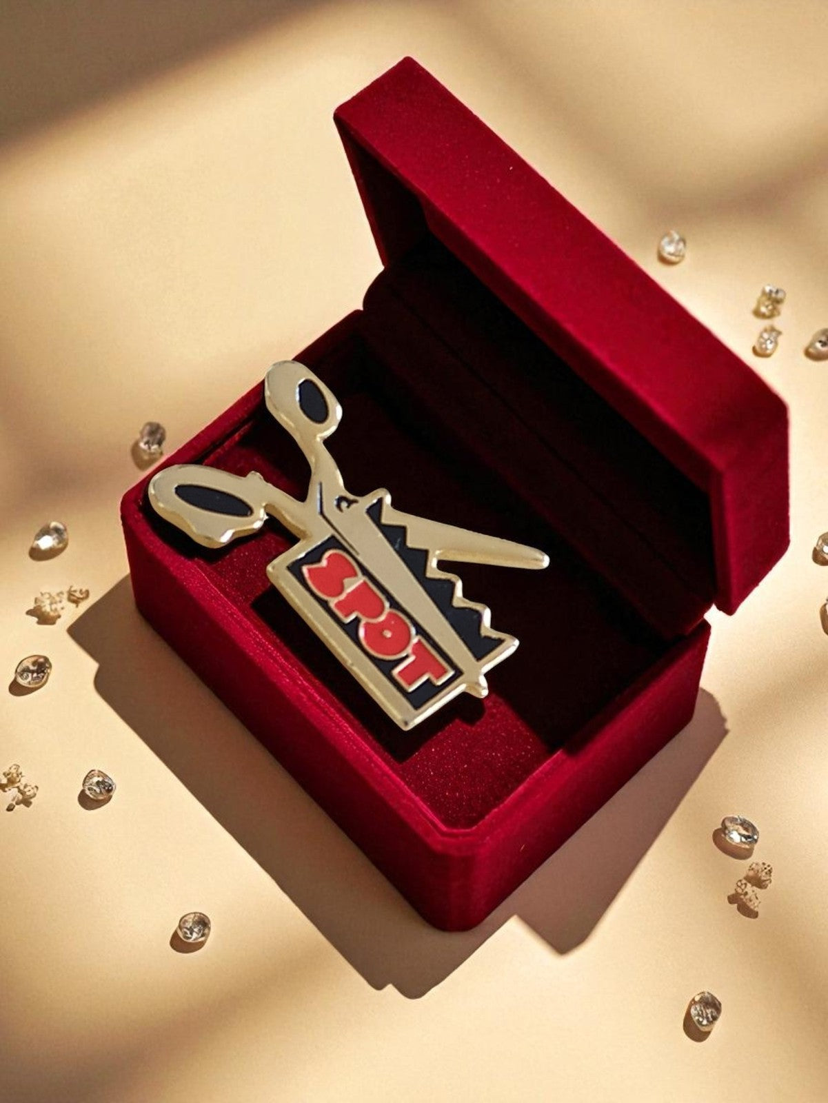 Pin's publicitaire vintage SPOT édition limitée, forme ciseaux, aspect métal