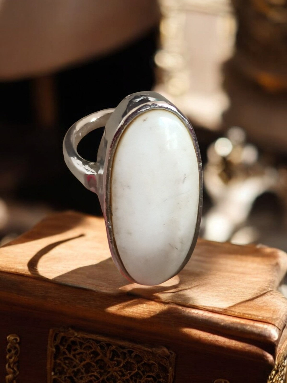 Bague vintage créateur, cabochon ovale blanc, fantaisie, taille 60