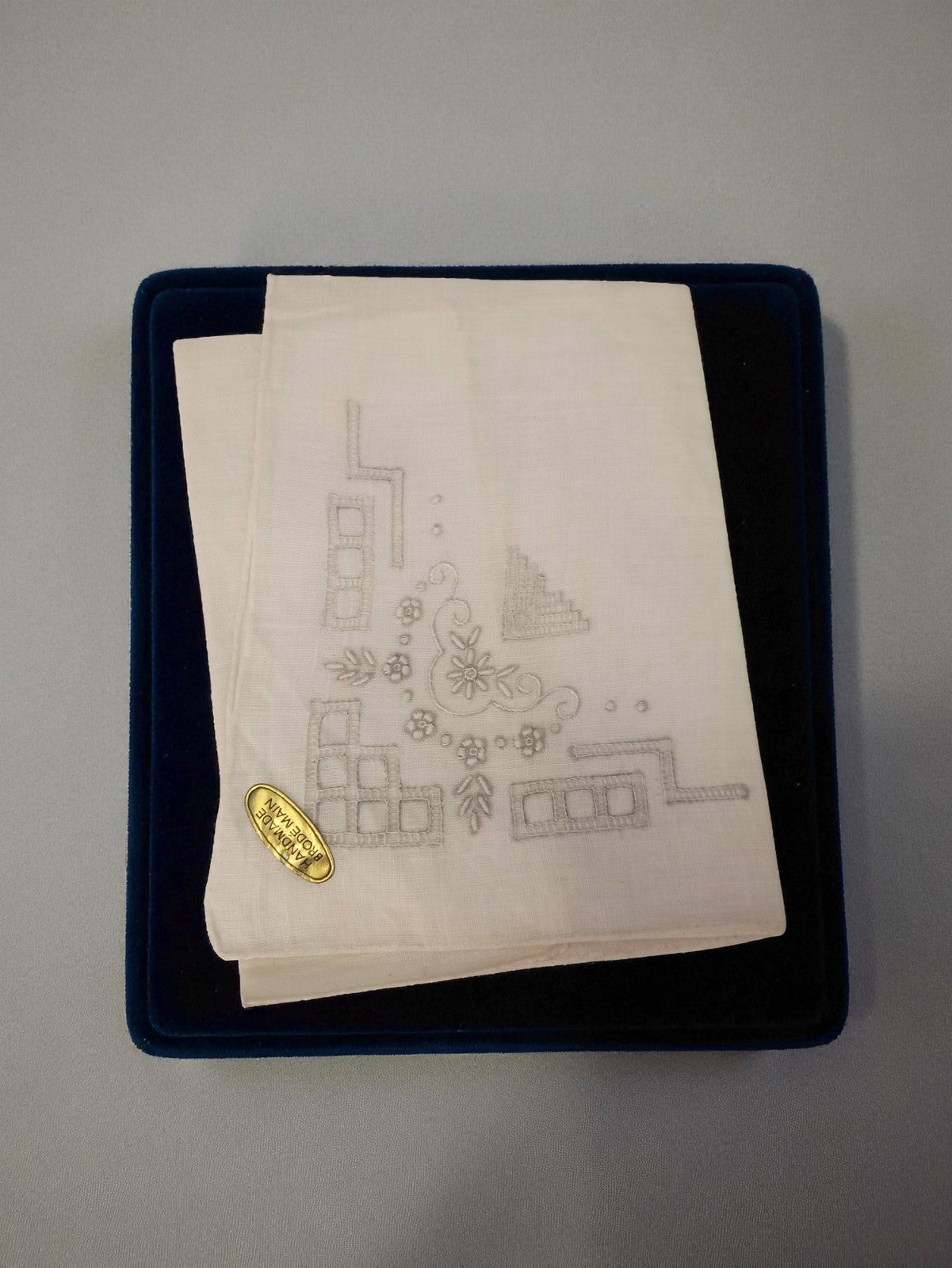 Serviette ancienne brodée main vintage années 50, linge de maison rétro