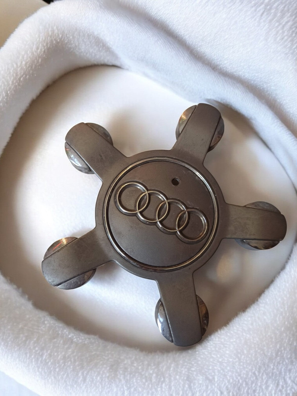 Enjoliveur central Audi ancien, cabochon d’origine vintage, logo 4 anneaux