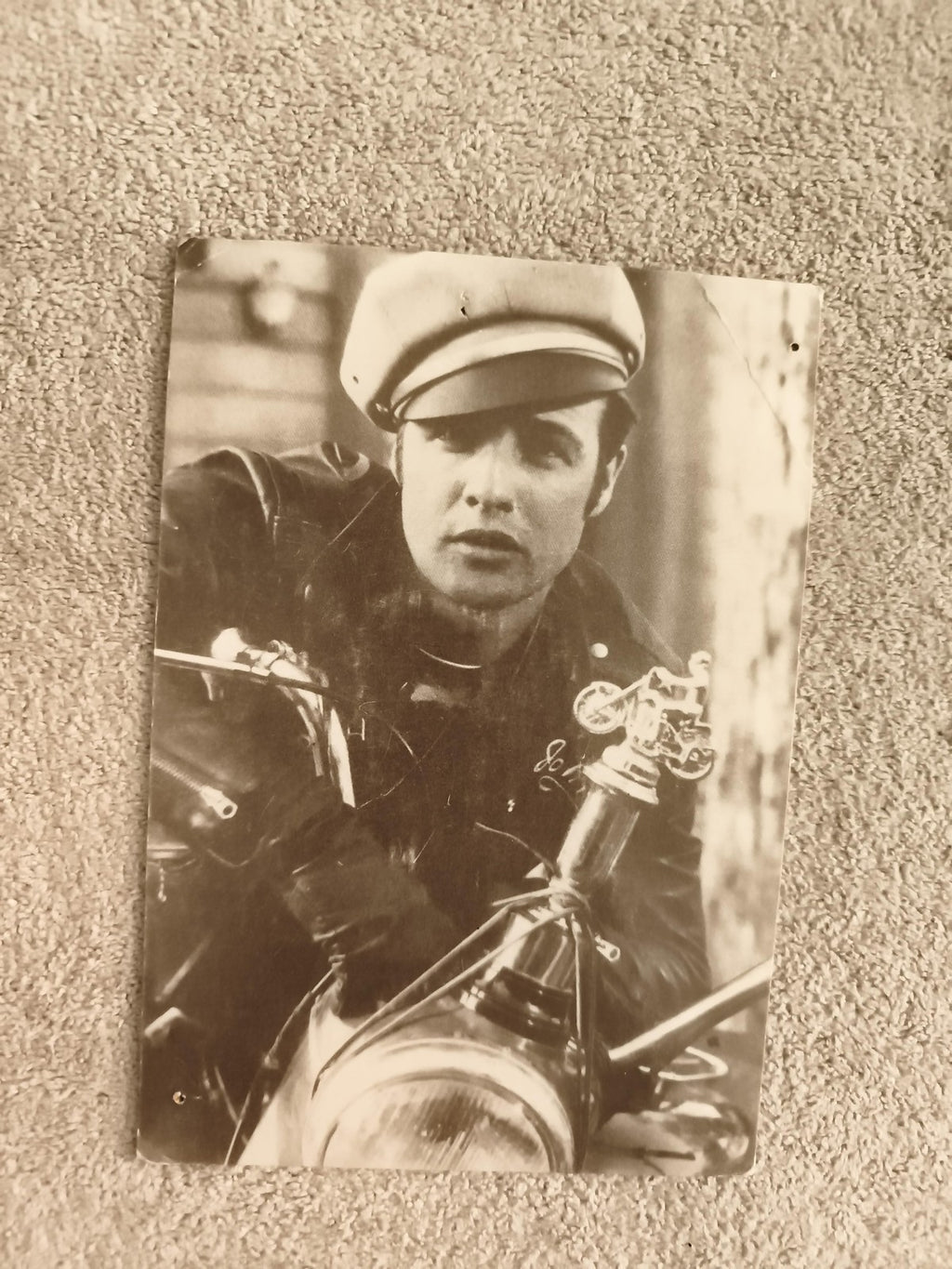 Carte postale ancienne Marlon Brando moto cuir vintage photo noir et blanc