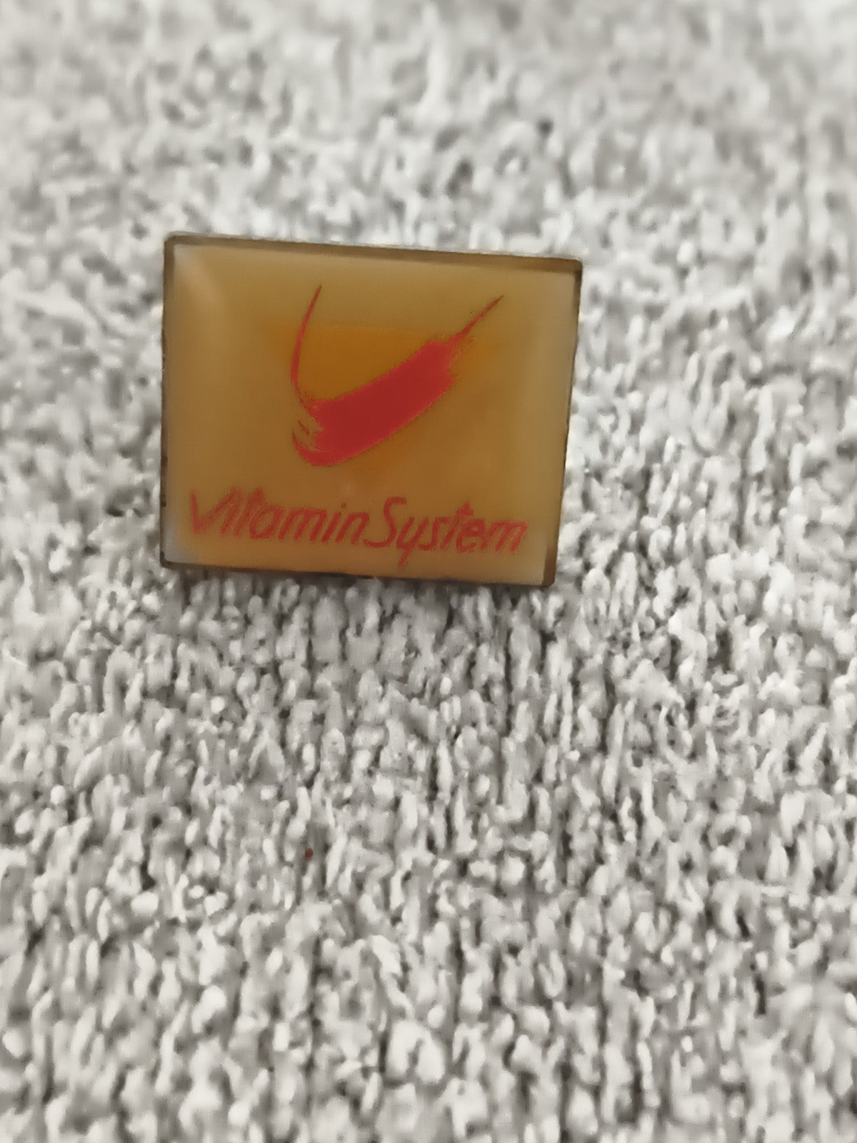 Pin's publicitaire vintage VitaminSystem rectangulaire logo rouge (Ref 5)