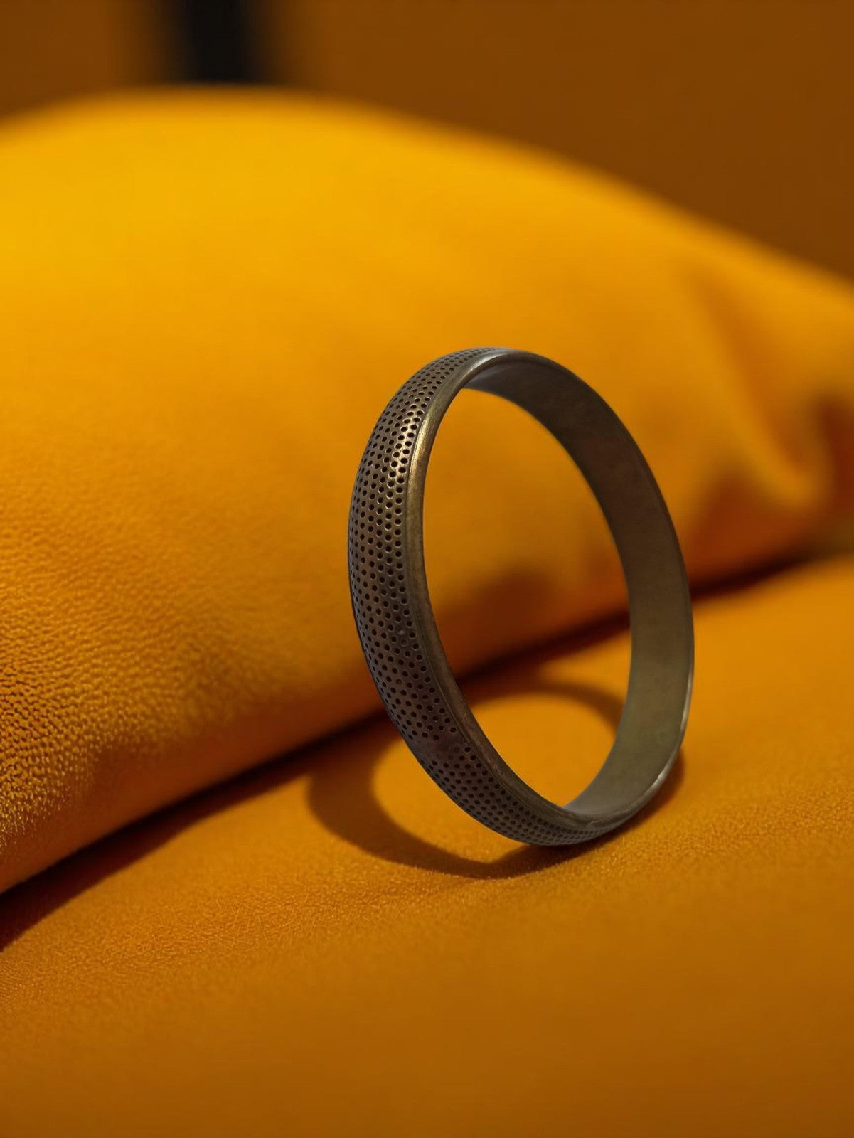 Bracelet jonc vintage laiton massif, finition perforée rétro, accessoire ancien