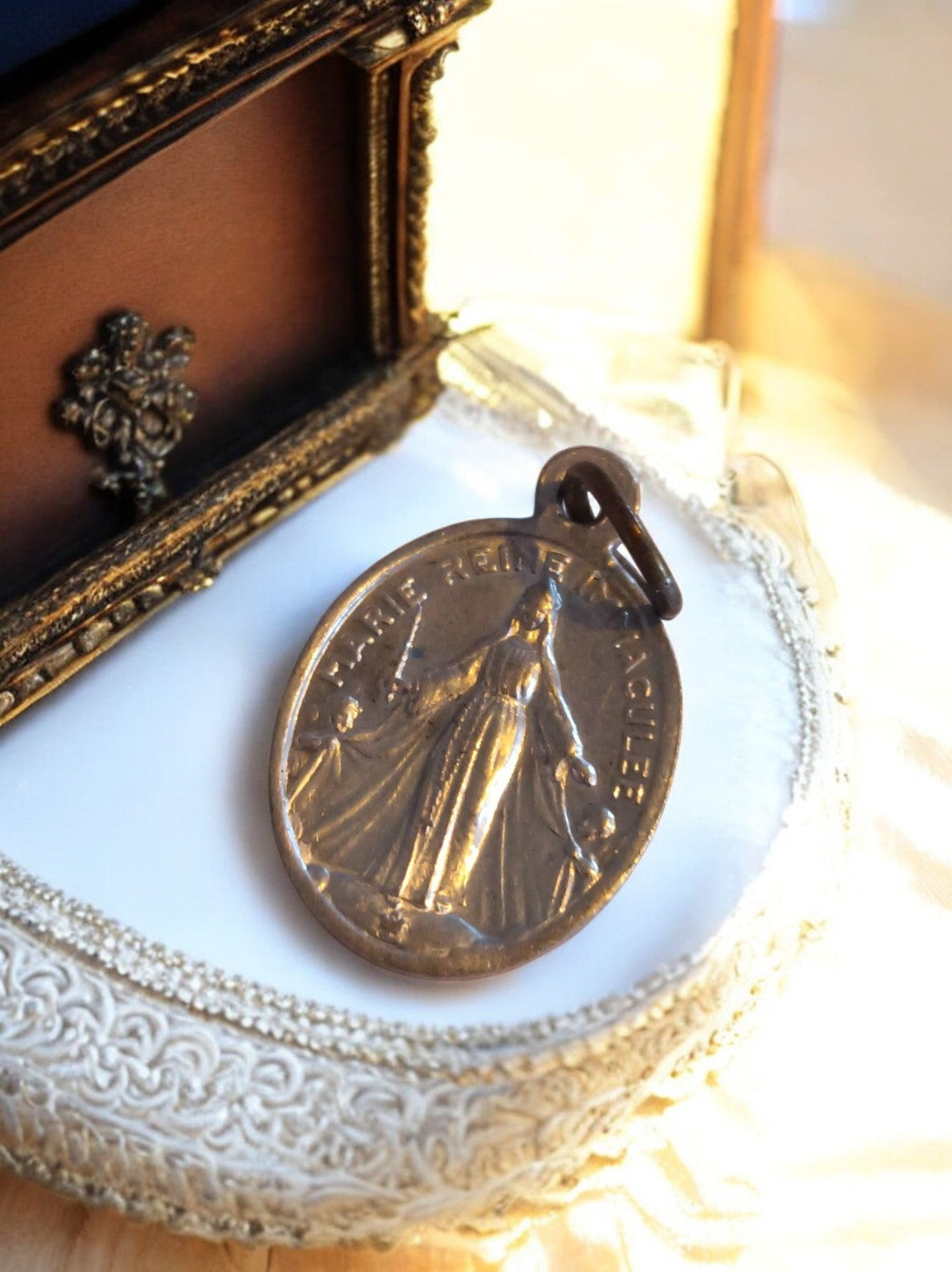 Médaille religieuse vintage Marie Reine Immaculée, bronze ancien, pendentif
