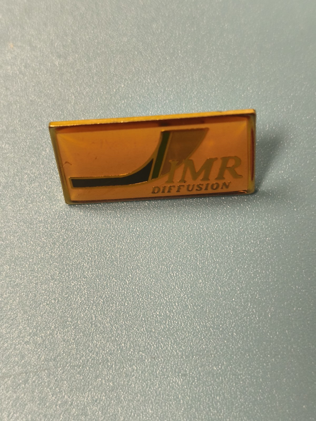 Vintage pin's rectangulaire IMR Diffusion jaune logo publicitaire ancien