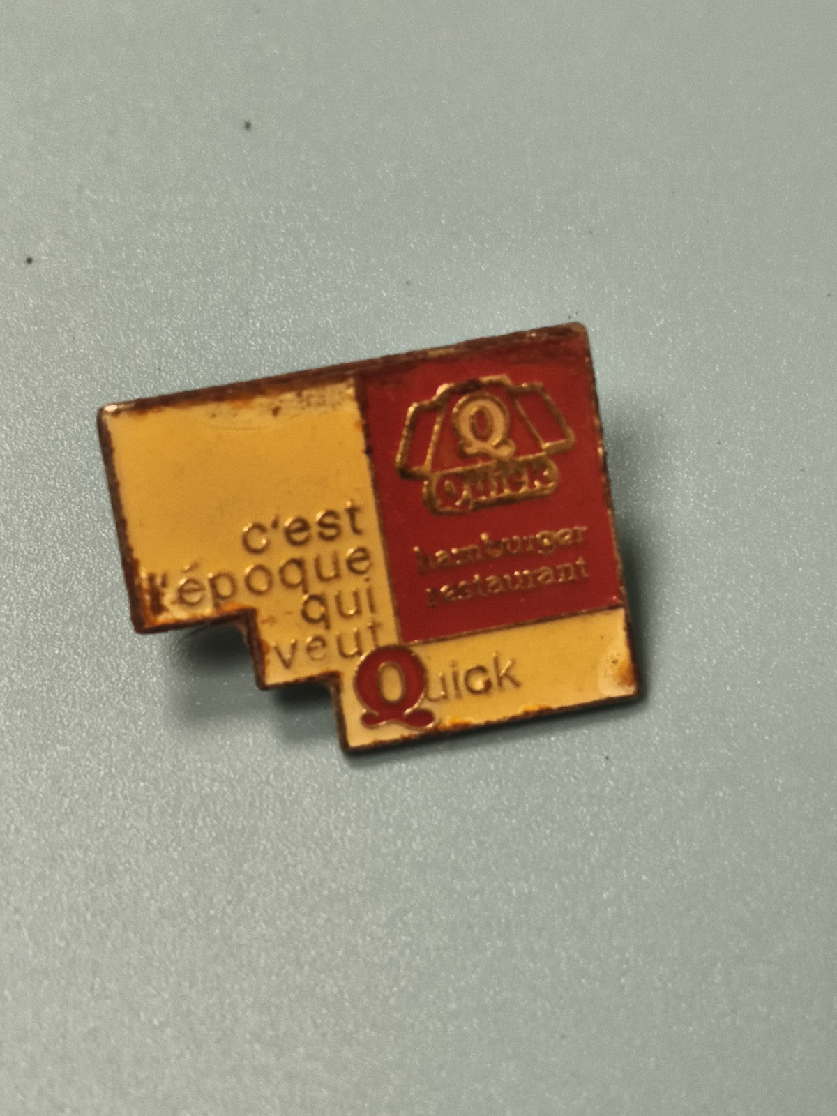 Pin's vintage Quick années 90, fast food, carré jaune et rouge, collection rare