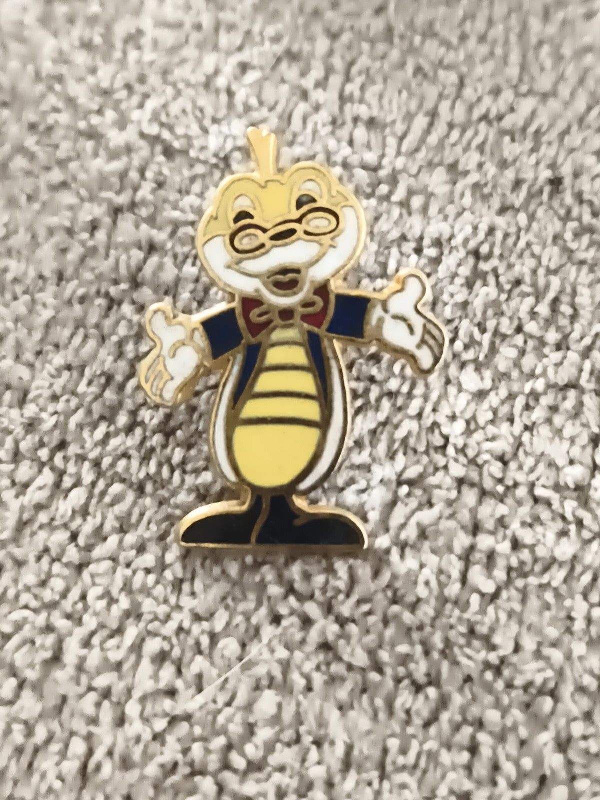 Pin's vintage personnage dessin animé jaune bleu émaillé badge ancien (Ref 6)