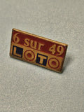 Vintage pin's Loto 6 sur 49 rectangulaire émaillé rouge et or ancien collection