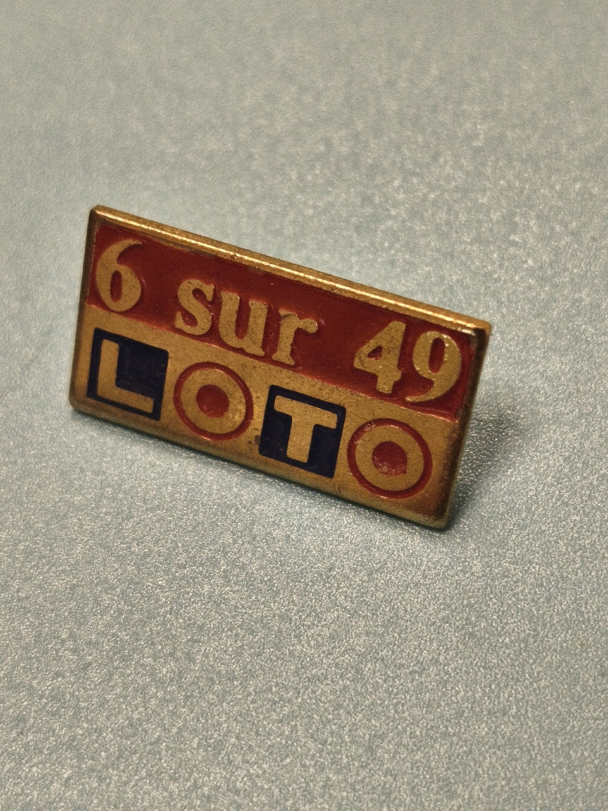 Vintage pin's Loto 6 sur 49 rectangulaire émaillé rouge et or ancien collection