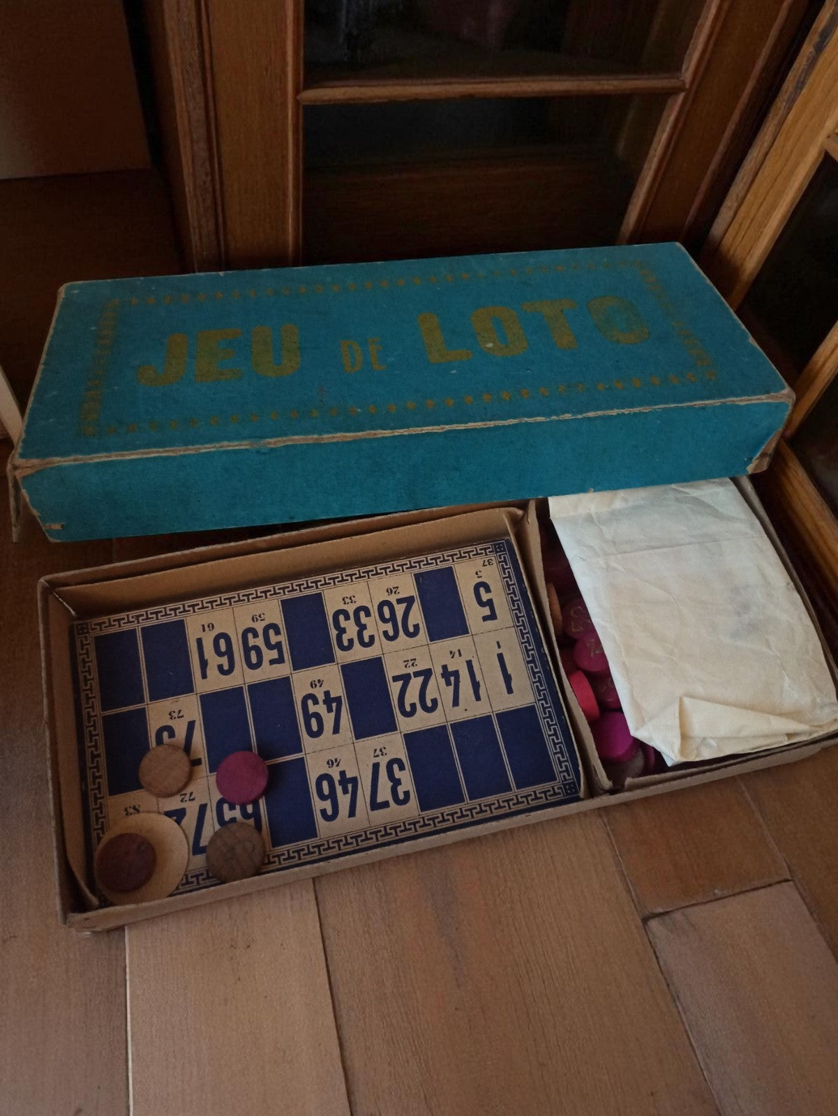 Jeu de loto ancien vintage rétro, boîte bleue, pions et cartes, jeu de société