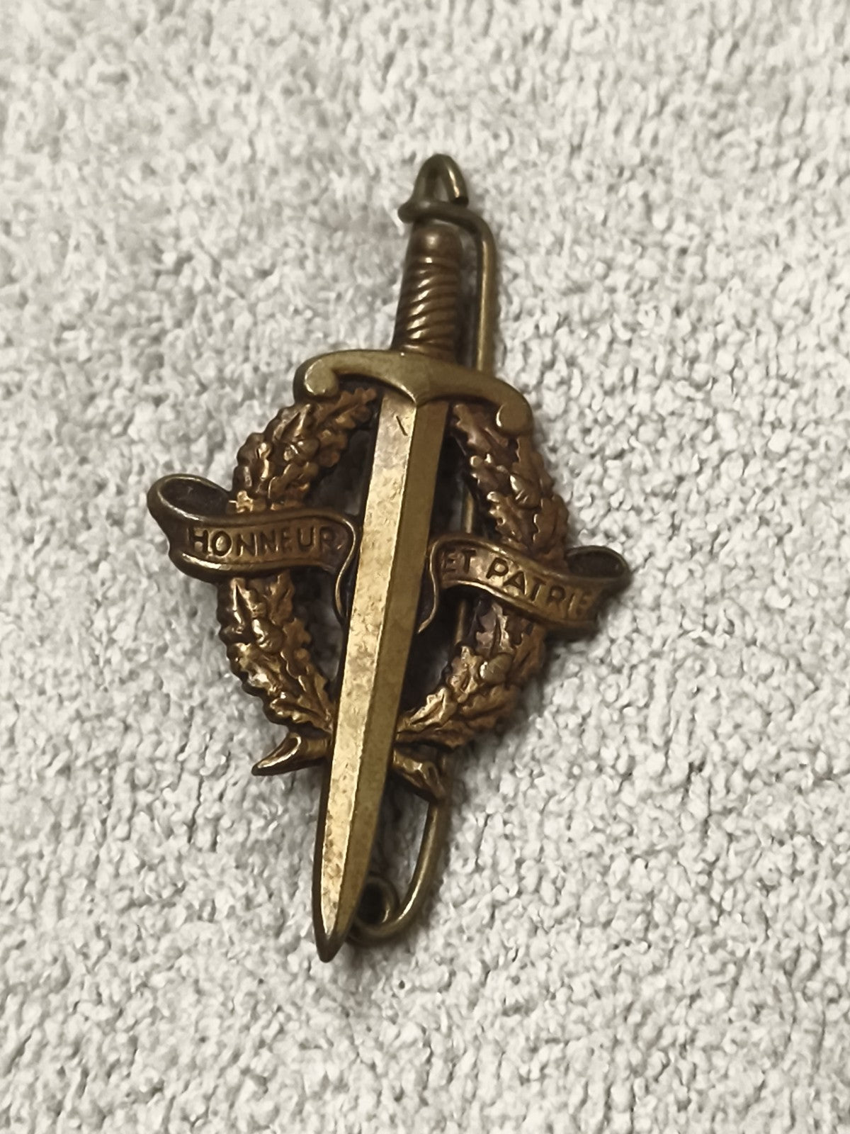 Insigne militaire ancien Honneur et Patrie épée couronne bronze