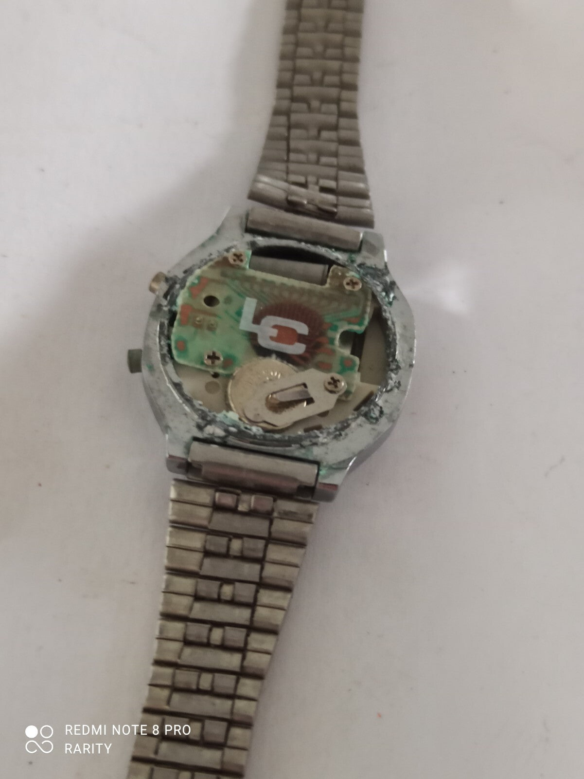 Montre vintage Cavalier LCD quartz hors service, bracelet aspect métal, années 8