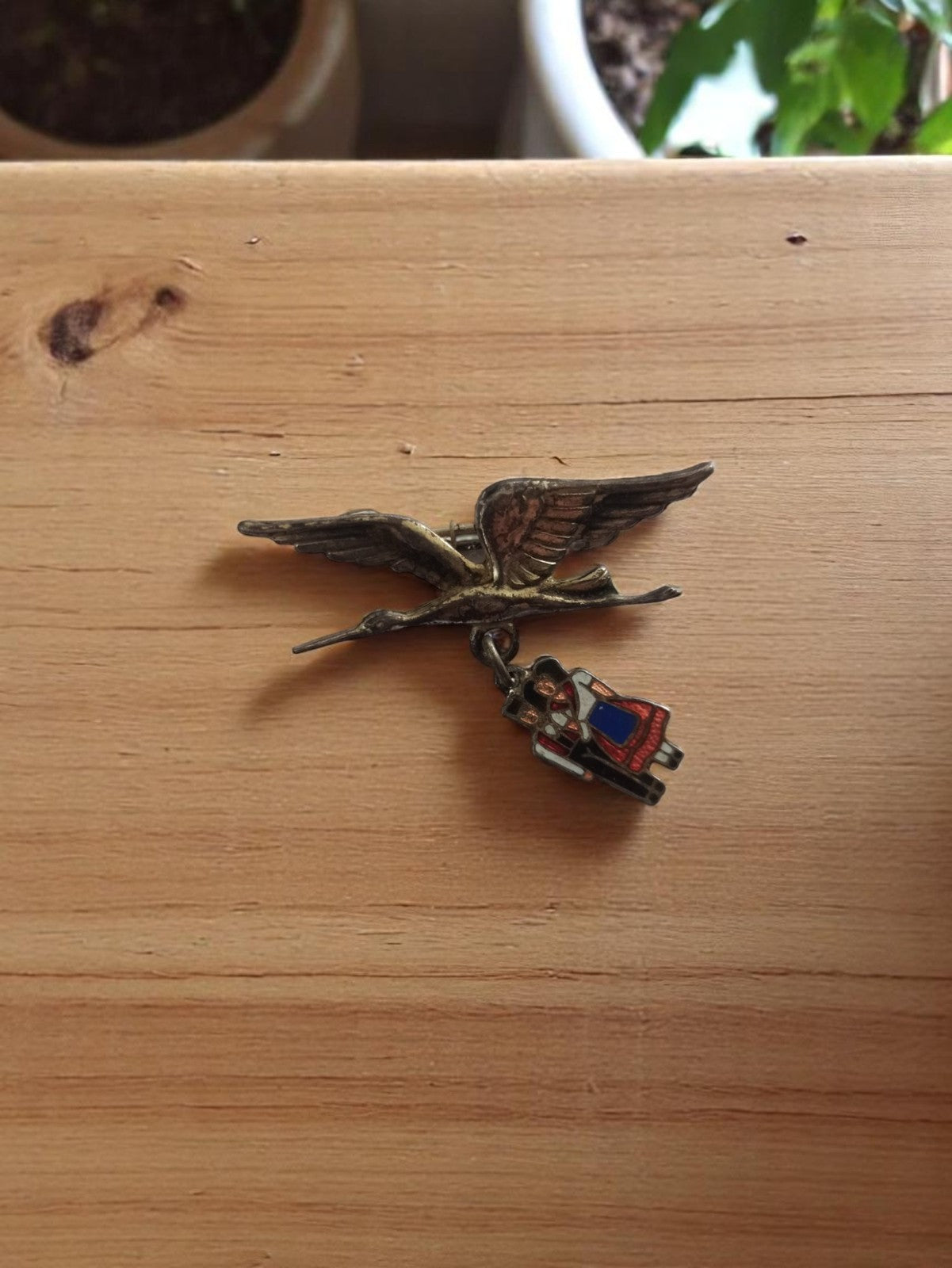 Broche cigogne métal argenté vintage figurine alsacienne émaillée