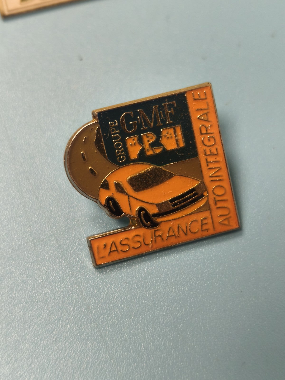 Vintage pin's GMF assurance auto intégrale jaune, collection publicitaire rétro