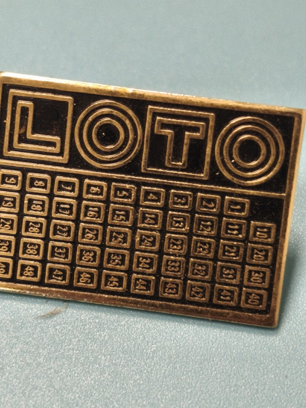 Pin's vintage Loto ancien, plaque émaillée noire et dorée, jeu de hasard
