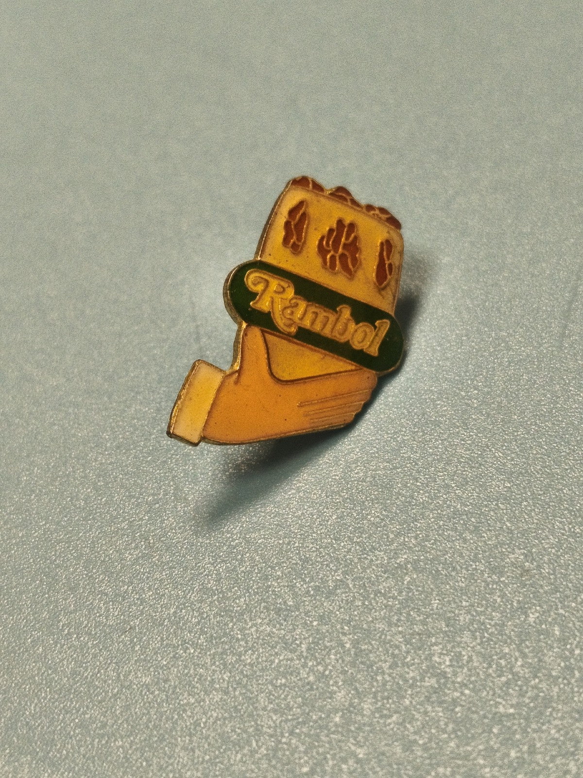 Vintage pin's Rambol main fromage jaune vert collection publicité ancien