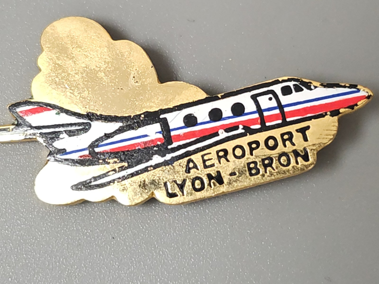 Pin's rétro ancien Aéroport Lyon Bron ? badge collection aviation française