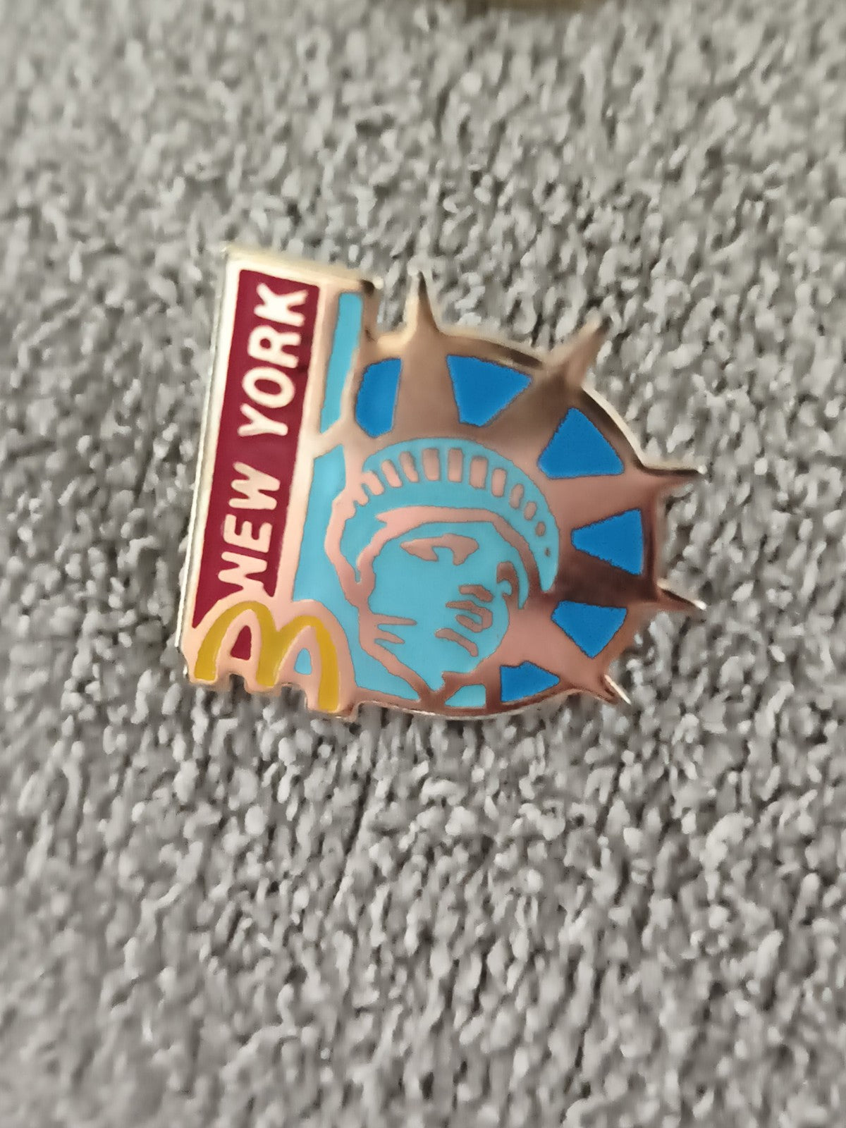 Pin's vintage New York Statue Liberté McDonald's émaillé USA années 90