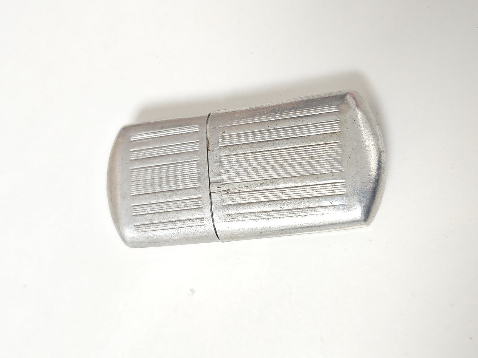Ancien briquet militaire vintage, objet de collection rétro pour amateur d?histo