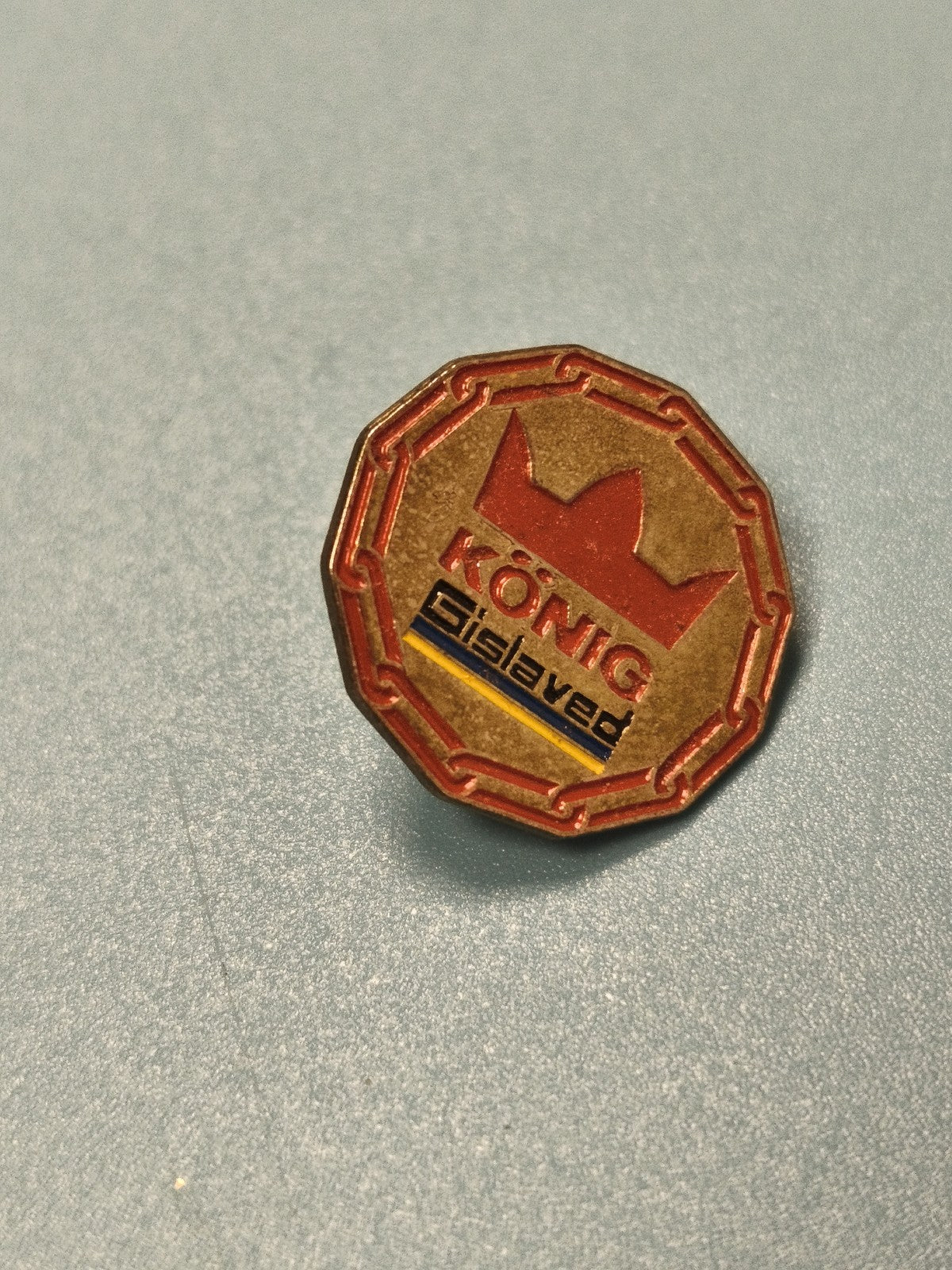 Vintage pin's König Gislaved octogonal doré rouge collection automobilia