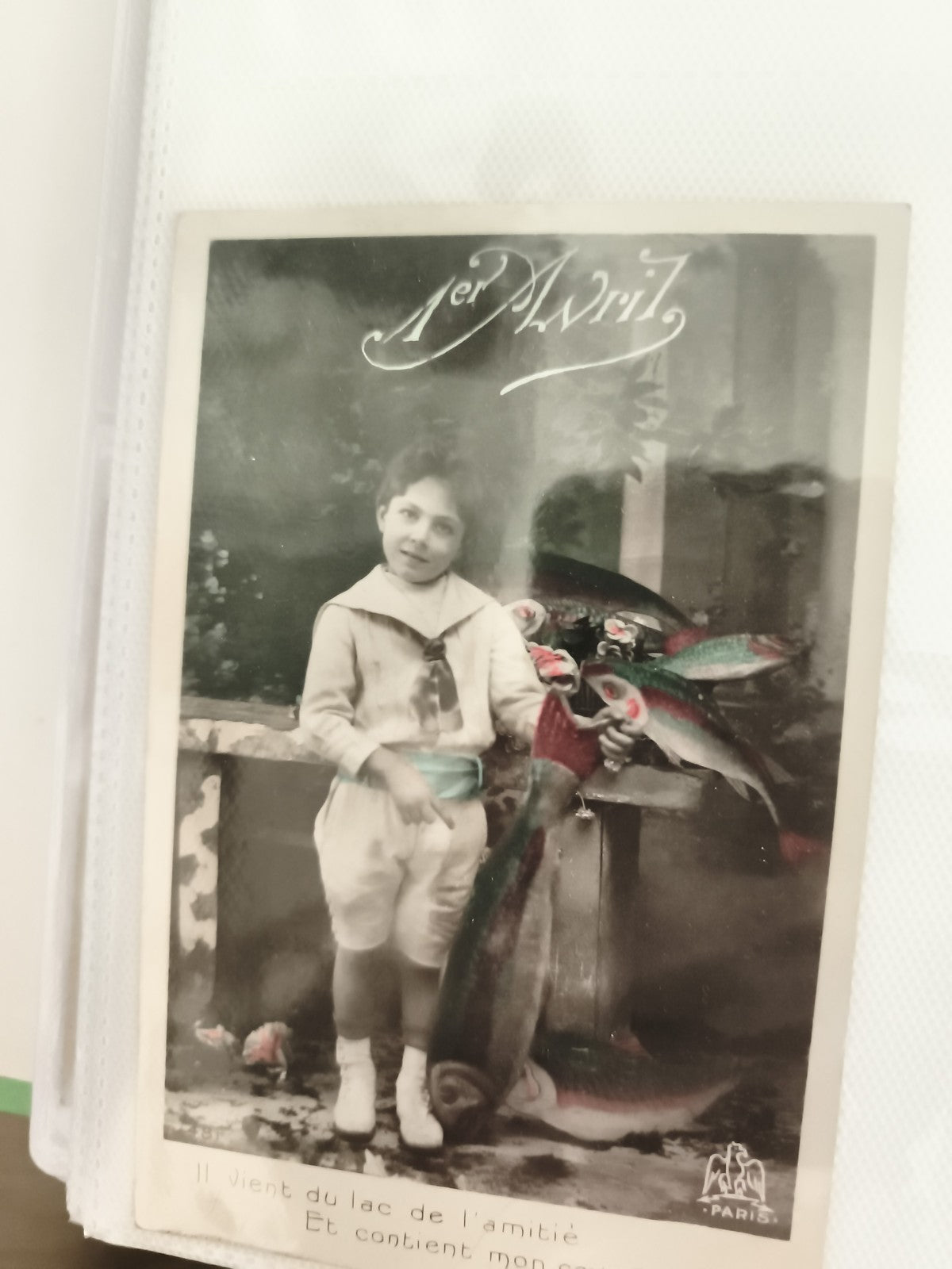 Carte postale ancienne 1er Avril poisson d'avril Paris enfant costume CPA vintag