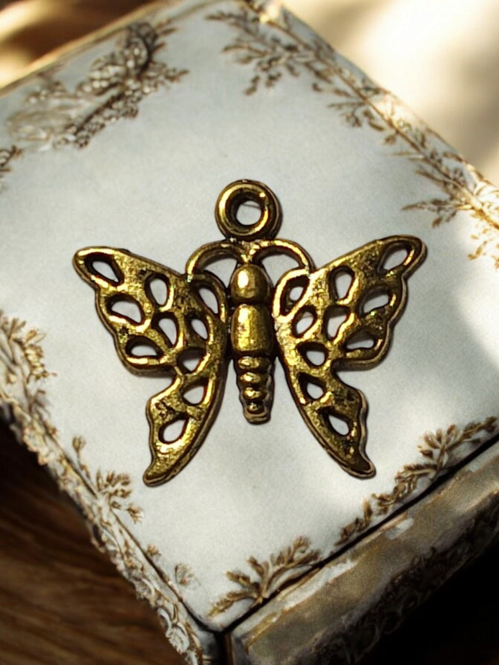 Pendentif papillon vintage doré, bijou fantaisie métal, motif ajouré rétro