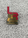 Pin's vintage LA REVUE logo LR émaillé rouge doré (Ref 9)