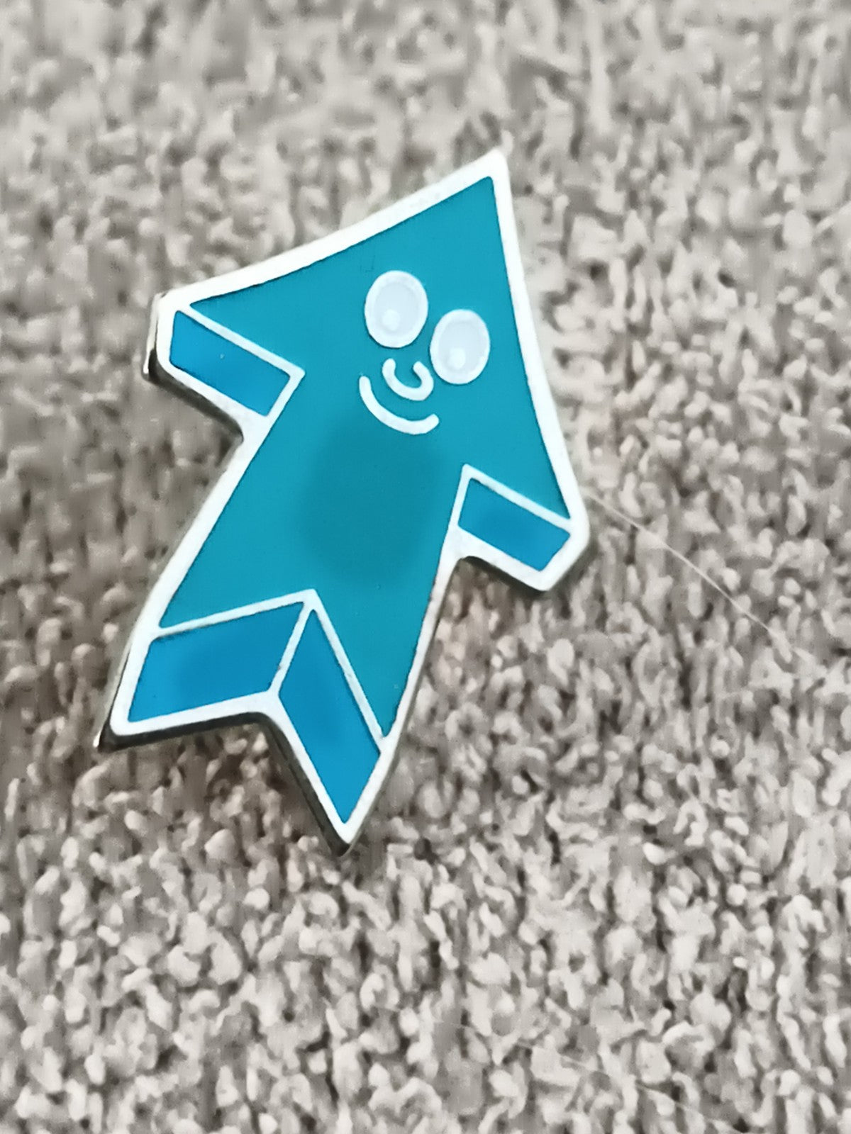 Pin's vintage flèche bleue visage souriant émaillé années 90 (Ref 7)