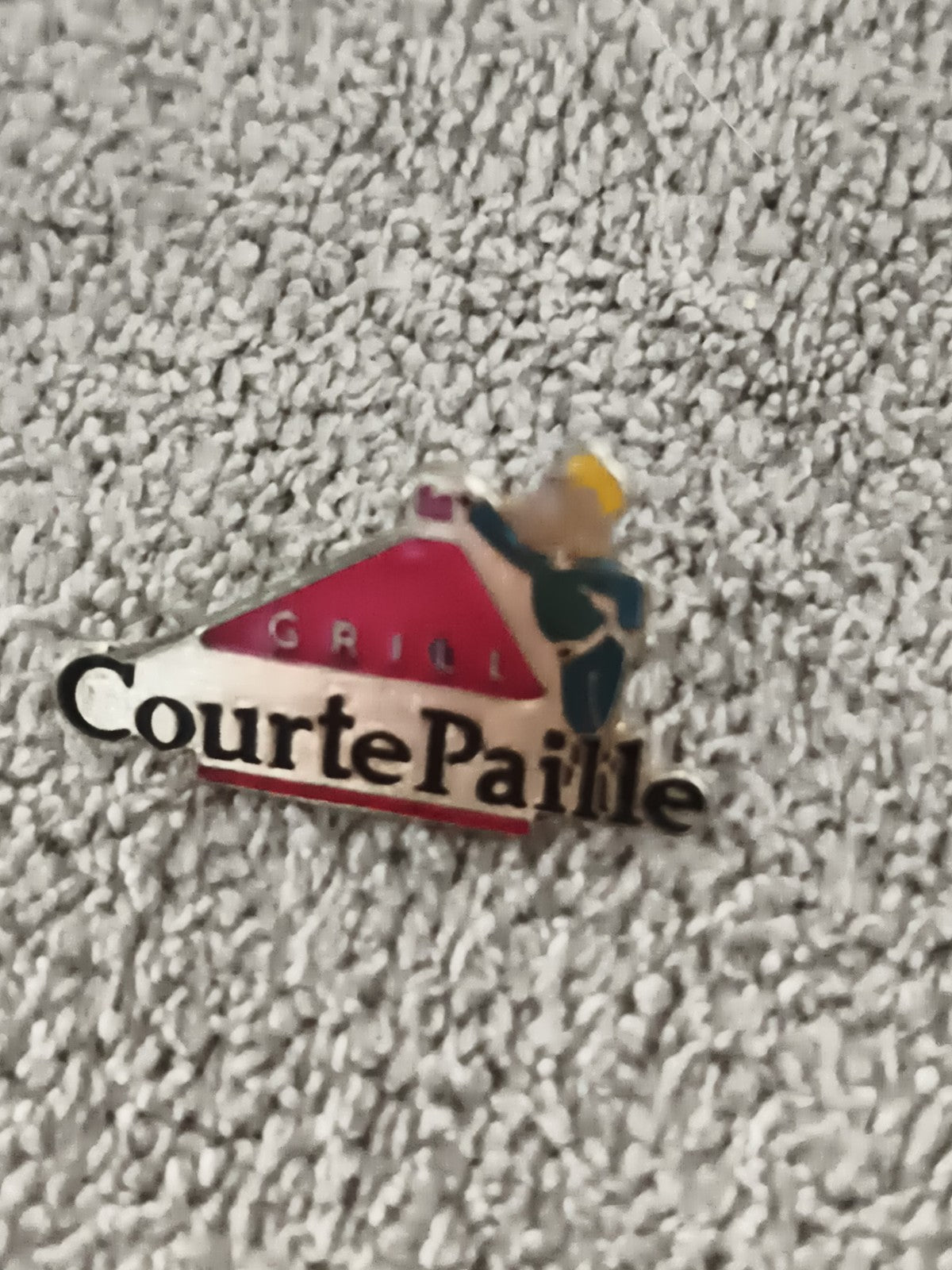 Pin's vintage CourtePaille grill logo ancien, badge publicitaire rétro (Ref 9)