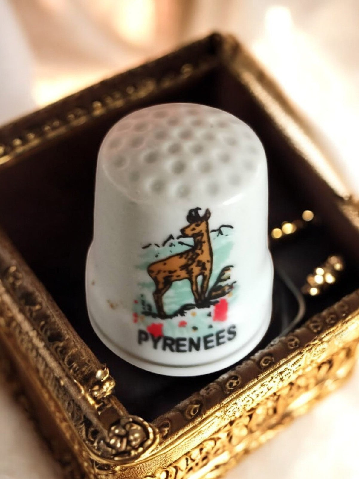 Dé à coudre vintage Pyrénées motif isard porcelaine souvenir ancien