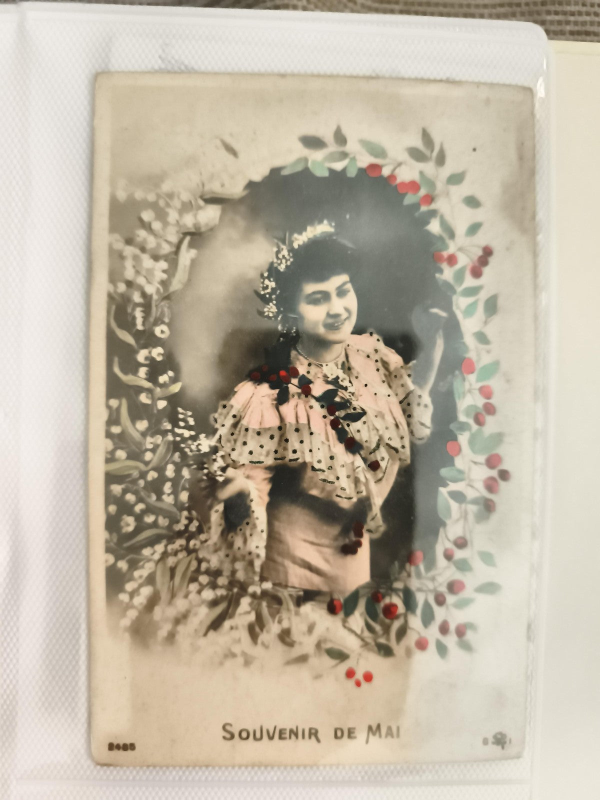 Carte postale ancienne Souvenir de Mai, femme fleurie, CPA début XXe, photo colo