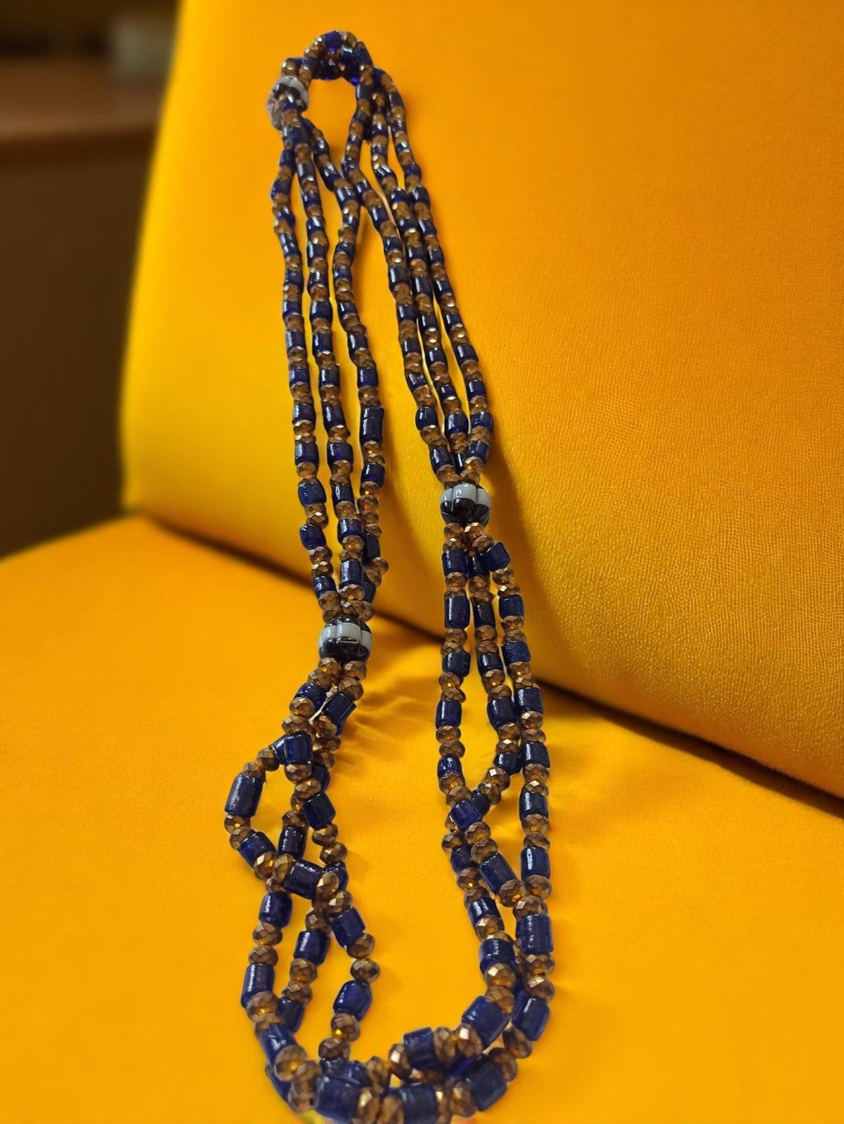 Collier vintage perles bleu foncé et ambre, multi-rangs fantaisie ancien