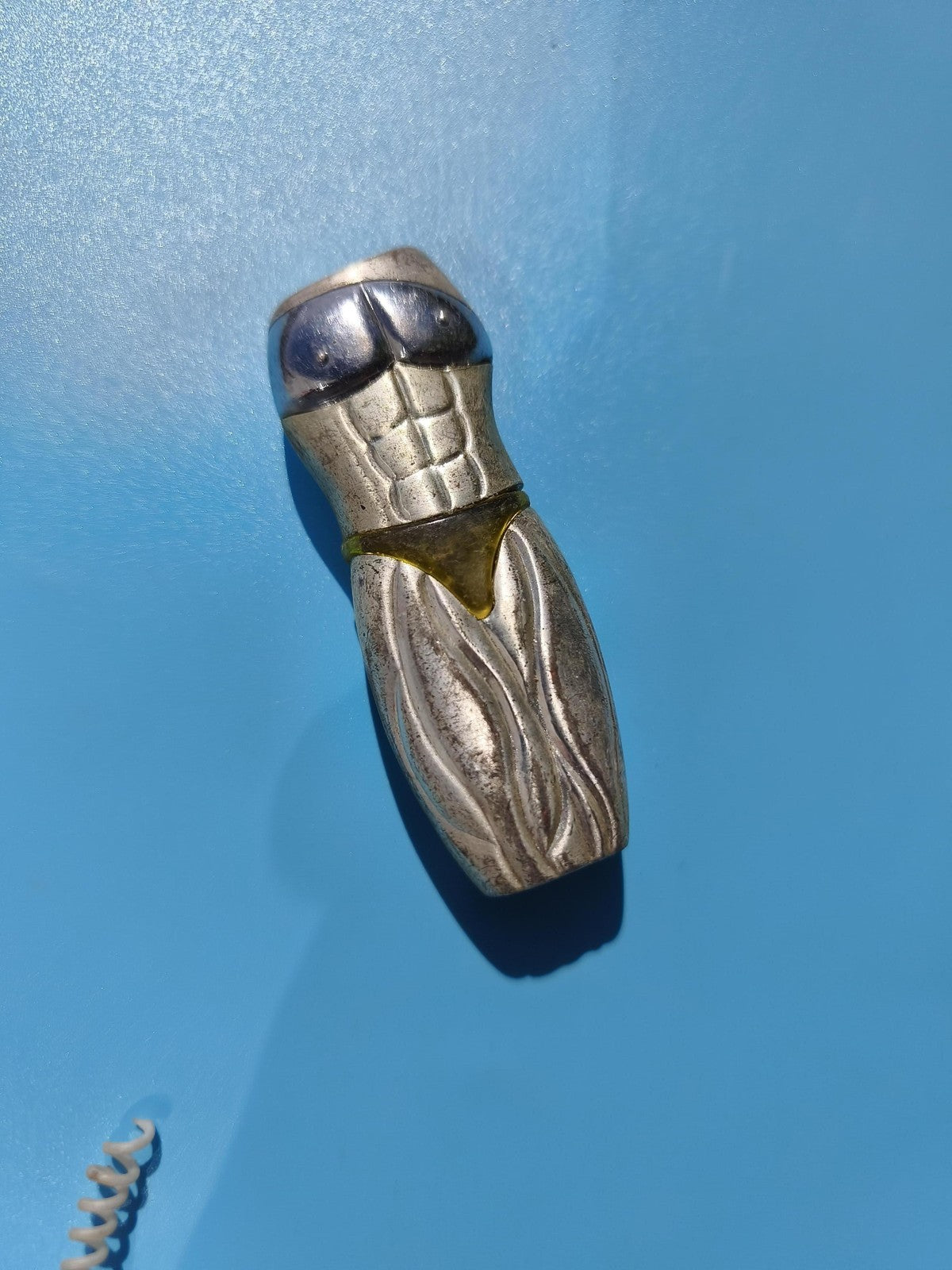 Ancien briquet publicitaire musclé, forme corps d?homme, collection rétro