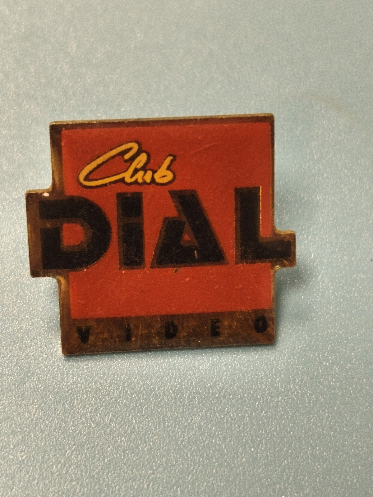 Pin's vintage Club Dial Video carré rouge noir rétro collection (Ref 13)