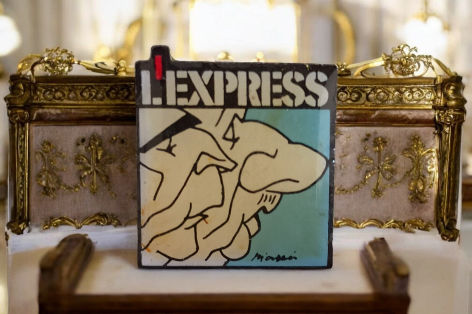 Pin's vintage L'Express carré illustration Mirosci rétro France badge