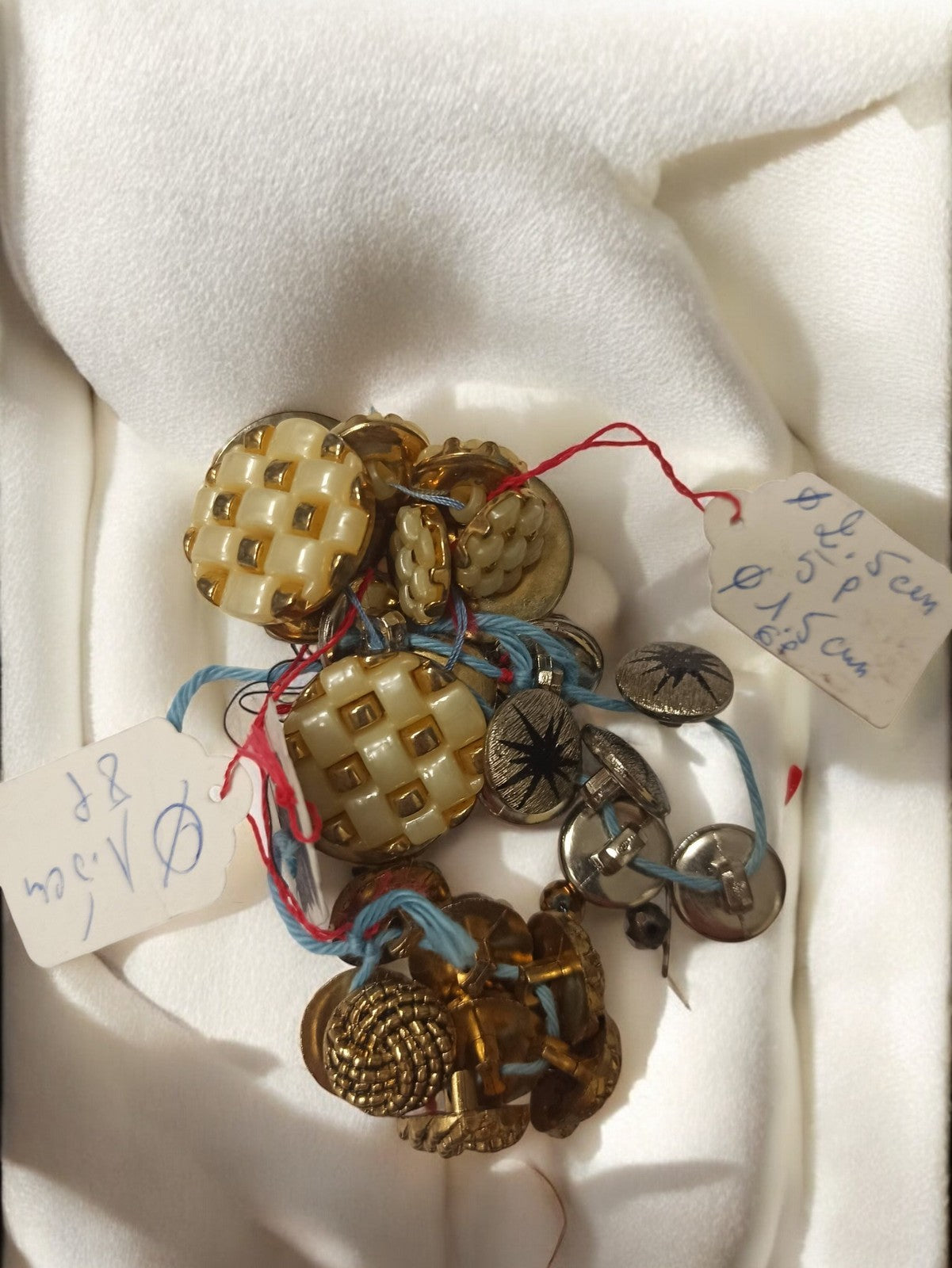 Lot boutons anciens vintage dorés et nacrés, mercerie rétro couture déco